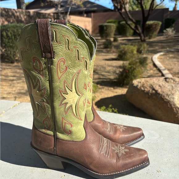 Ariat Shoes - Ariat pointed toe cowboy boot 5.5 like new